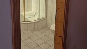 Een douche, zeep, toiletpapier