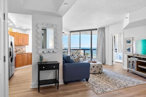 TV - "Summer Breeze" Beach Access, Beach Bar, Sky Bridge, Pool, Hot Tubs, Bonfires (Miramar Beach)