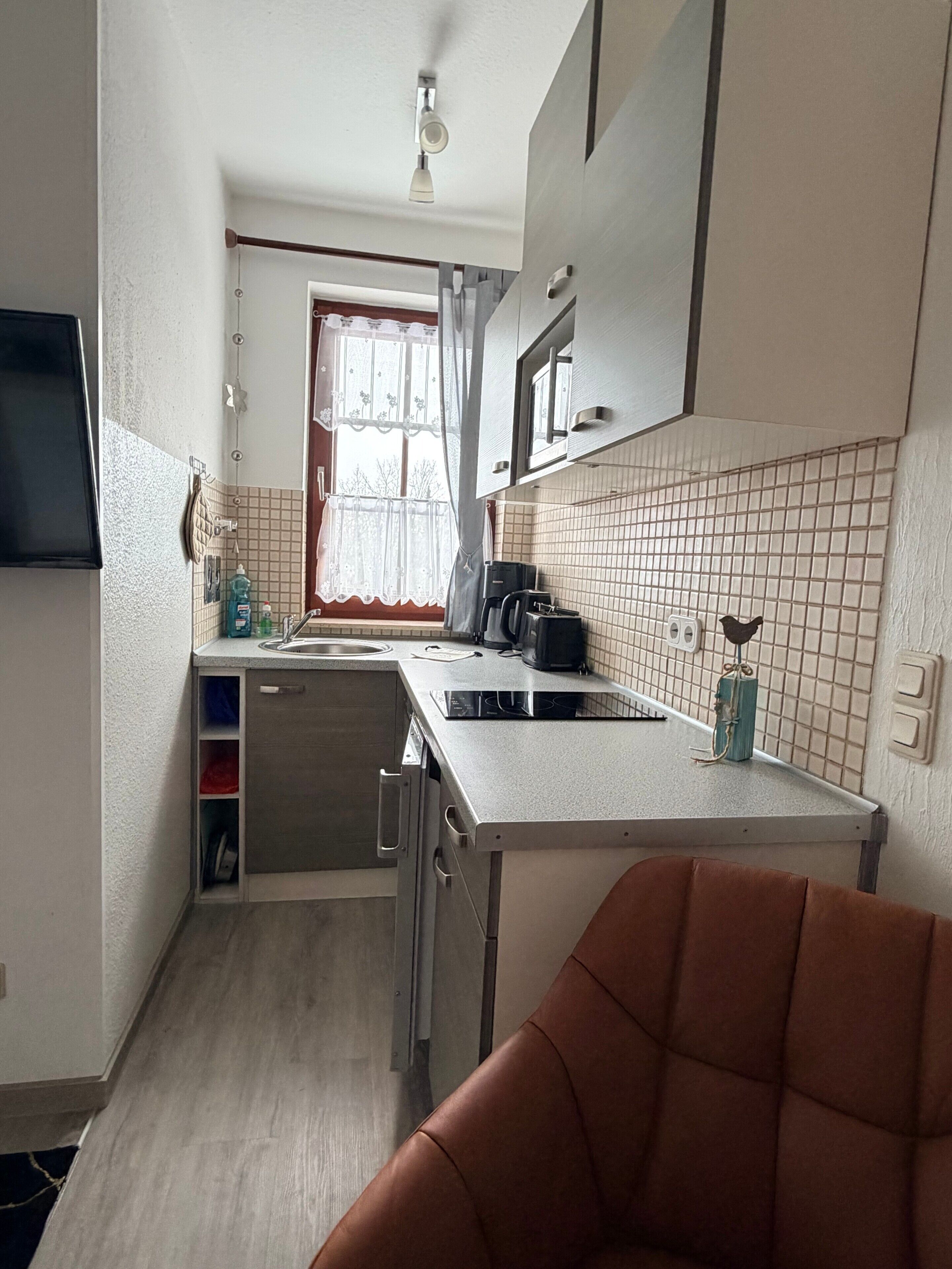 Køleskab, mikrobølgeovn, kogeplade, opvaskemaskine