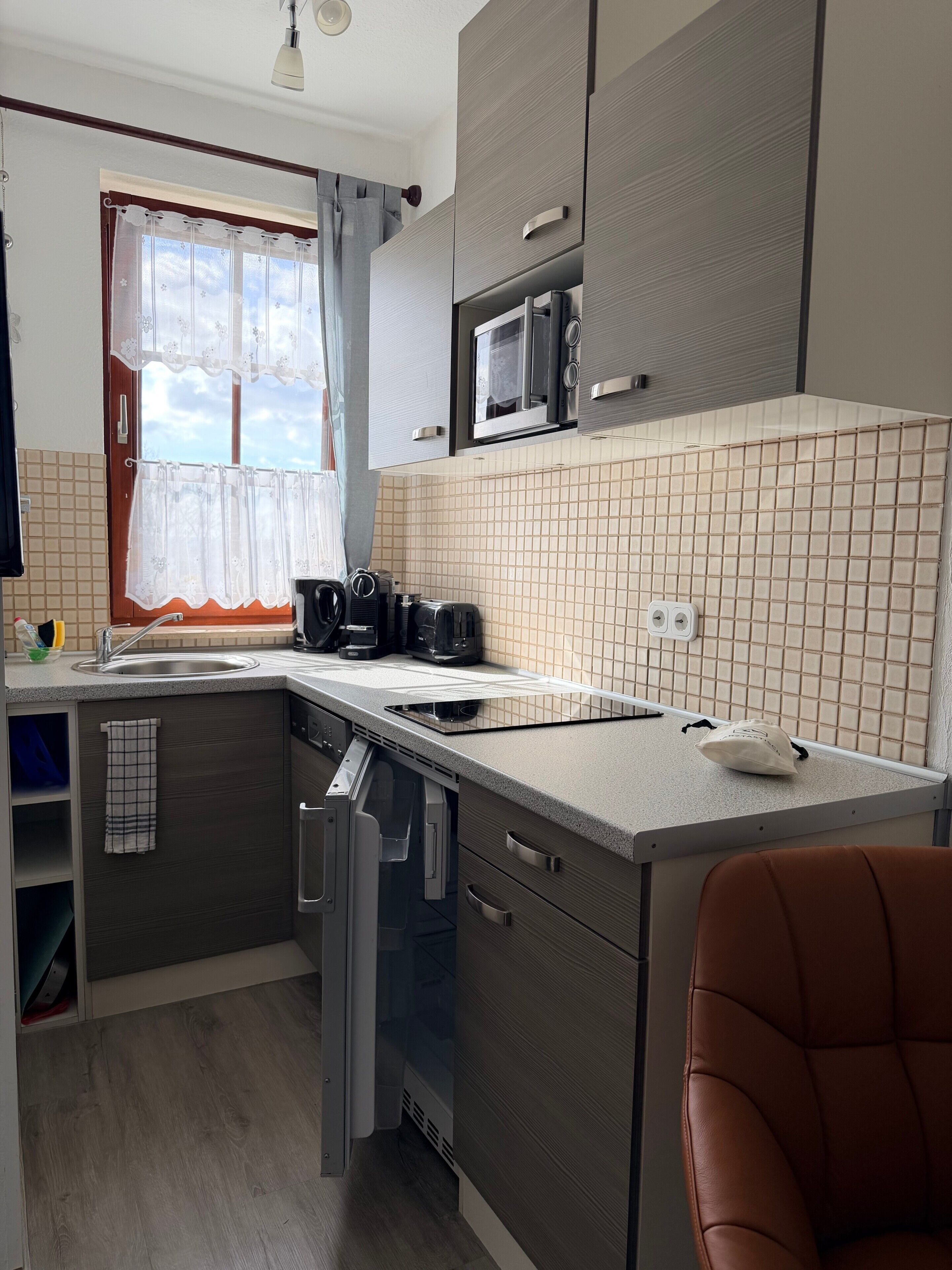 Kylskåp, mikrovågsugn, spishäll och diskmaskin