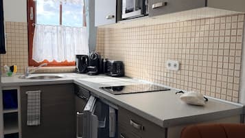 Kylskåp, mikrovågsugn, spishäll och diskmaskin