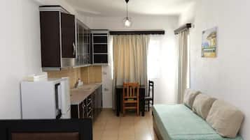 Apartment, Balcony, Sea View | Dapur kecil peribadi | Peti sejuk, cerek elektrik, meja makan