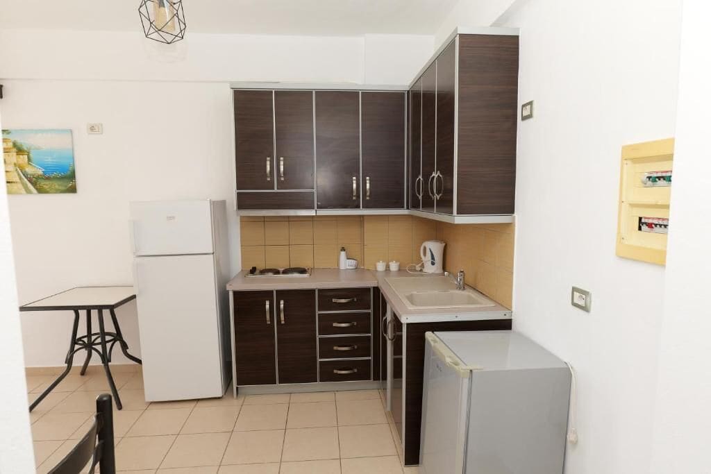 Frigorífico, hervidor eléctrico y mesa de comedor