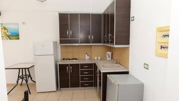 Frigorífico, hervidor eléctrico y mesa de comedor