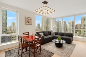 Deluxe Apartment, City View | Living area