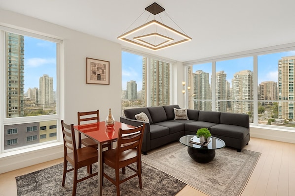 Deluxe Apartment, City View | Living area