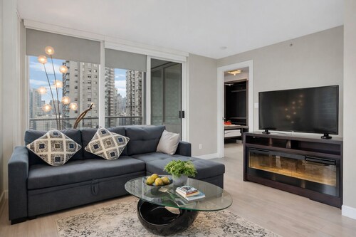 Modern Corner 2 BR with Spa