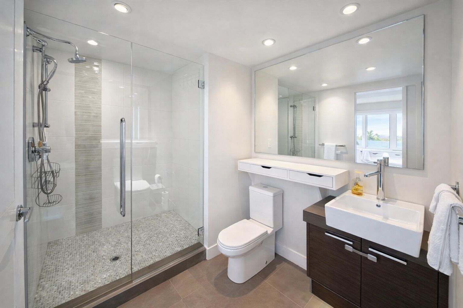 Appartement Deluxe, vue ville | Salle de bain | Articles de toilette gratuits, serviettes fournies, savon, shampoing