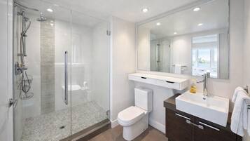 Apartamento luxo, vista para a cidade | Banheiro | Produtos de toalete grátis, toalhas de banho, sabonete, shampoo