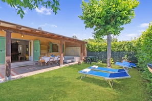 A house with a covered patio, outdoor seating, and ping pong tables. - Casa Colombo With Garden In Forte Dei Marmi (Forte dei Marmi)