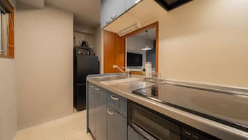 Twin Room, Balcony, City View | Private kitchen | Full-size fridge, microwave, stovetop, cookware/dishes/utensils