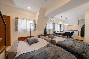 Desk, laptop workspace, free WiFi - HOTEL LEGALIE Osaka Shinsaibashi North (Osaka)