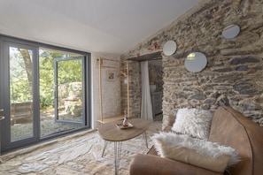 Living area - Charming Stone Cottage for Rent in a Picturesque Pyrenean Village (Glorianes)