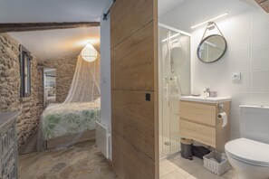 Shower, hair dryer, towels - Charming Stone Cottage for Rent in a Picturesque Pyrenean Village (Glorianes)
