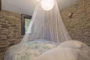 1 bedroom, bed sheets - Charming Stone Cottage for Rent in a Picturesque Pyrenean Village (Glorianes)