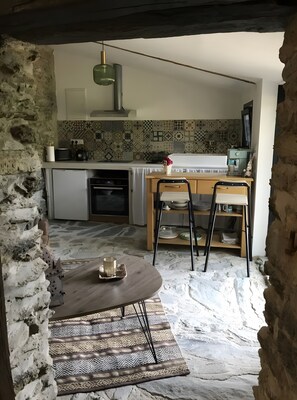 Fridge, microwave, oven, stovetop - Charming Stone Cottage for Rent in a Picturesque Pyrenean Village (Glorianes)