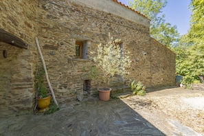 Exterior - Charming Stone Cottage for Rent in a Picturesque Pyrenean Village (Glorianes)