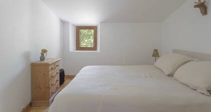 Family Suite – Spacious Accommodation in a Stone House with Mountain Views