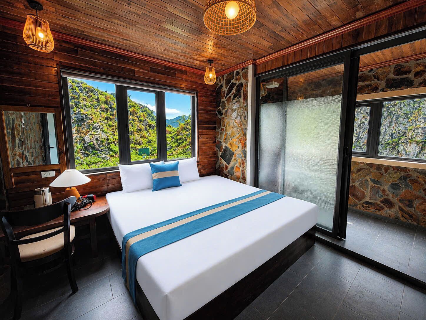Deluxe-Zimmer, Terrasse, Bergblick | Schreibtisch, schallisolierte Zimmer, Bügeleisen/Bügelbrett