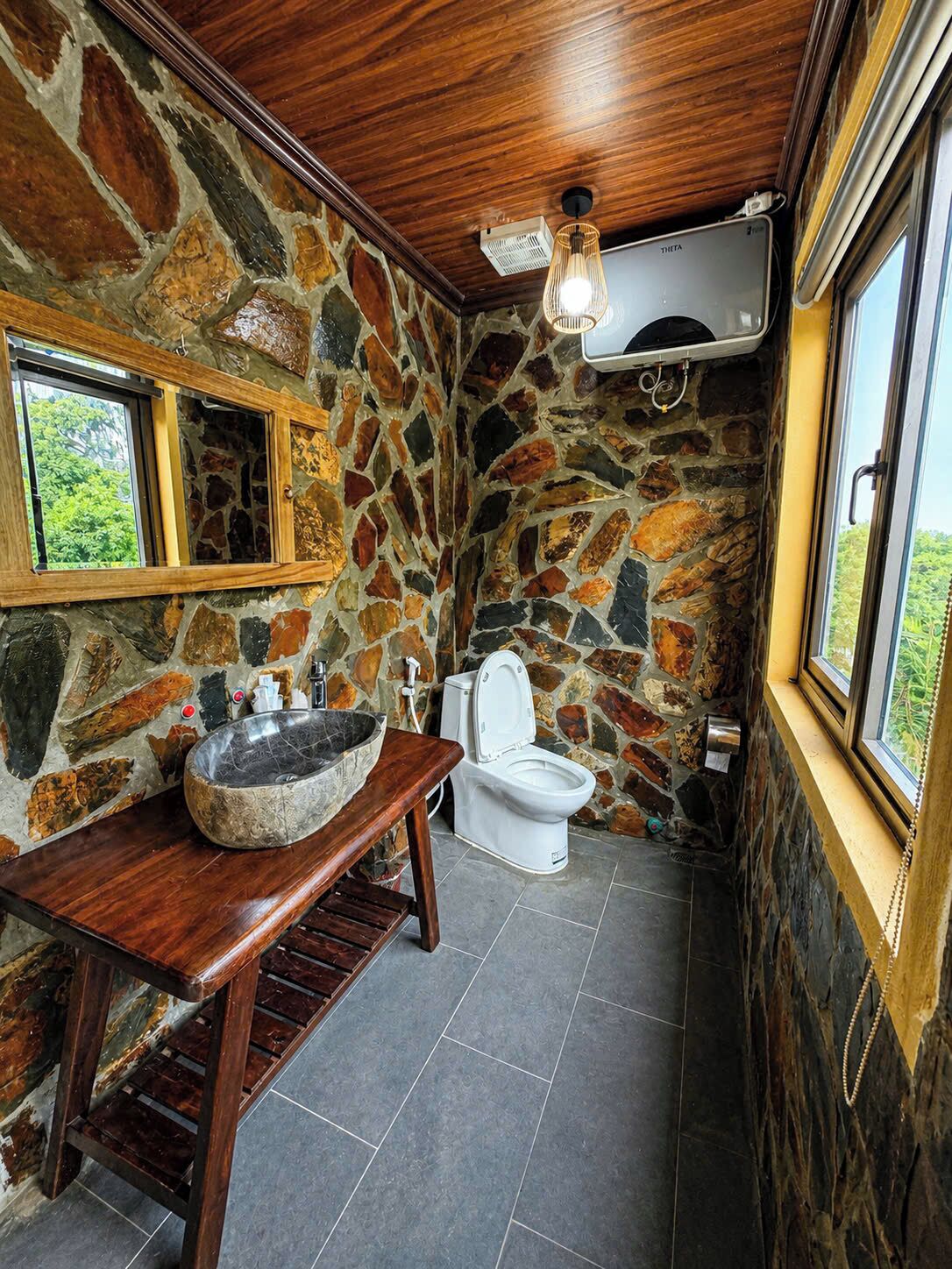 Quarto luxo, varanda, vista para a montanha | Banheiro | Chuveiro, secador de cabelo, toalhas de banho, sabonete