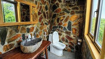 Quarto luxo, varanda, vista para a montanha | Banheiro | Chuveiro, secador de cabelo, toalhas de banho, sabonete