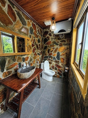 Deluxe-Zimmer, Terrasse, Bergblick | Badezimmer | Dusche, Haartrockner, Handtücher, Seife
