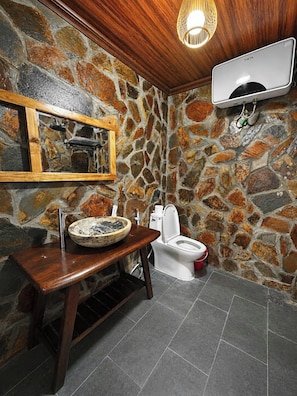 Junior Room | Bathroom | Shower, hair dryer, towels, soap - Tam Coc Mountain Ecolodge (Hoa Lu)