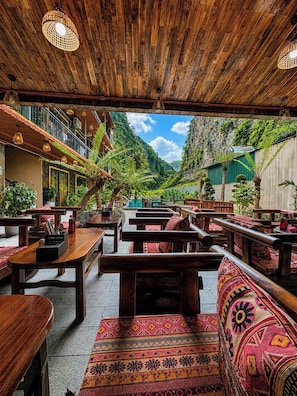 Outdoor dining - Tam Coc Mountain Ecolodge (Hoa Lu)