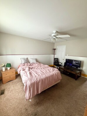 Room - Cozy 1-bedroom house in beautiful St. Peters with AC (St. Peters)