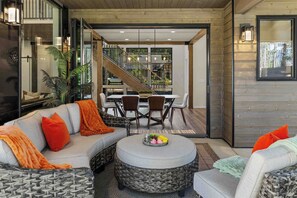 Ein modernes Interieur mit einer Couch, einem Hocker und einem Essbereich.