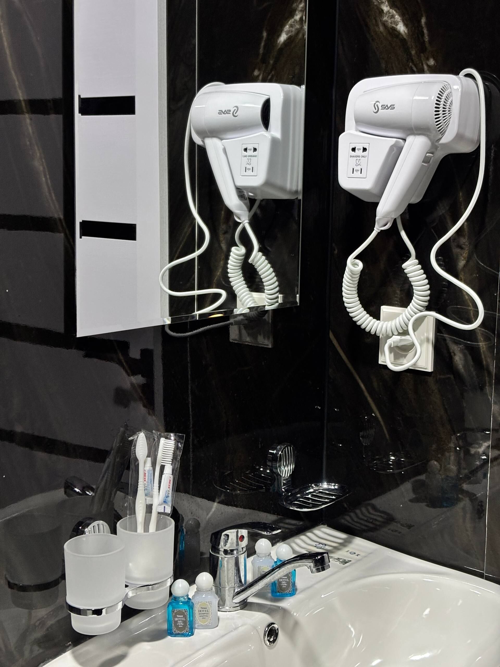 Douche, articles de toilette gratuits, sèche-cheveux, chaussons