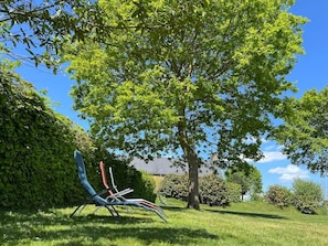 Property grounds - La Maison d'Odette: the Squirrel room (Saint-Rémy-du-Plain)