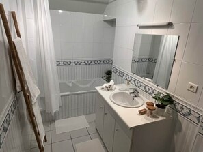 Bathroom - defaultName (Saint-Rémy-du-Plain)