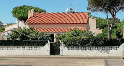 Single-storey villa 3 min walk from the beach Pets welcome (Max. 1)