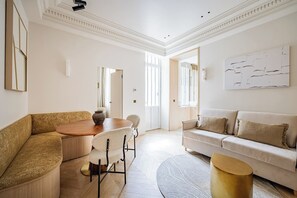 A modern living room with a sofa, a dining table, and a coffee table. - Neuf Cœur Paris 1-Bedroom Arts et Métiers Marais#AC (Paris)