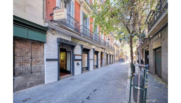 Exterior - Luxury 3-Bedroom Apartment Steps from Four Seasons Madrid & Puerta del Sol (Madrid)