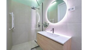 Bathroom - Luxury 3-Bedroom Apartment Steps from Four Seasons Madrid & Puerta del Sol (Madrid)