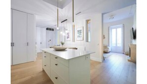Interior - Luxury 3-Bedroom Apartment Steps from Four Seasons Madrid & Puerta del Sol (Madrid)