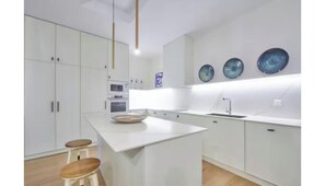 Private kitchen - Luxury 3-Bedroom Apartment Steps from Four Seasons Madrid & Puerta del Sol (Madrid)