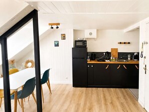 Kühlschrank, Mikrowelle, Wasserkocher mit Kaffee-/Teezubehör