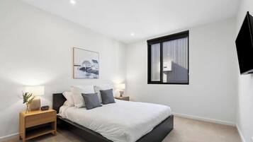 3 bedrooms, laptop workspace, bed sheets