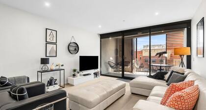 Bright 3-bed Apartment by Western Beach