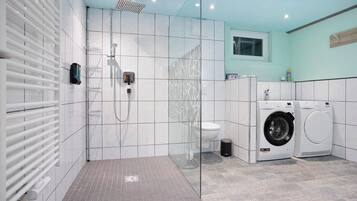 Dusche, Haartrockner, Handtücher