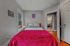 3 bedrooms, iron/ironing board, free WiFi, bed sheets - Relax at this updated Victorian farmhouse near the Saco River in Southern Maine. Featuring 3 bedrooms, a game room, river access nearby, outdoor space, and easy access to beaches, hiking, golf, and downtown attractions. Your Dog stays FREE! (Buxton)