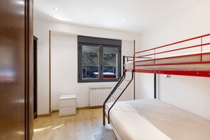 4 bedrooms, WiFi, bed sheets