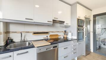 Coffee/tea maker, fridge, microwave, oven