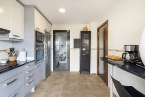 Coffee/tea maker, fridge, microwave, oven - Villa 'Ana Esperanza - El Espinar' with Lake Views, Wi-Fi, and Air Conditioning (El Espinar)