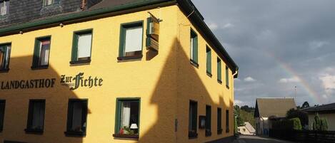 A yellow building with a sign reading 'Landgasthof Zur Fichte.'