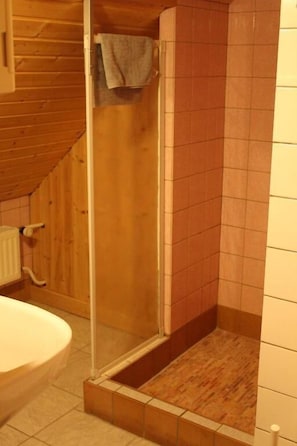 Basic-Dreibettzimmer, Bergblick | Badezimmer | Dusche, kostenlose Toilettenartikel, Haartrockner, Hausschuhe