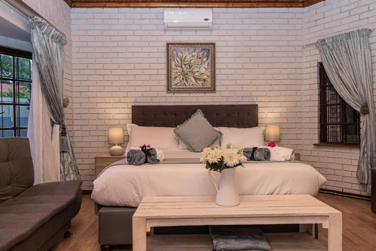 Quarto clássico, vista para o jardim | Quartos à prova de som, ferros/tábuas de passar roupa, Wi-Fi de cortesia